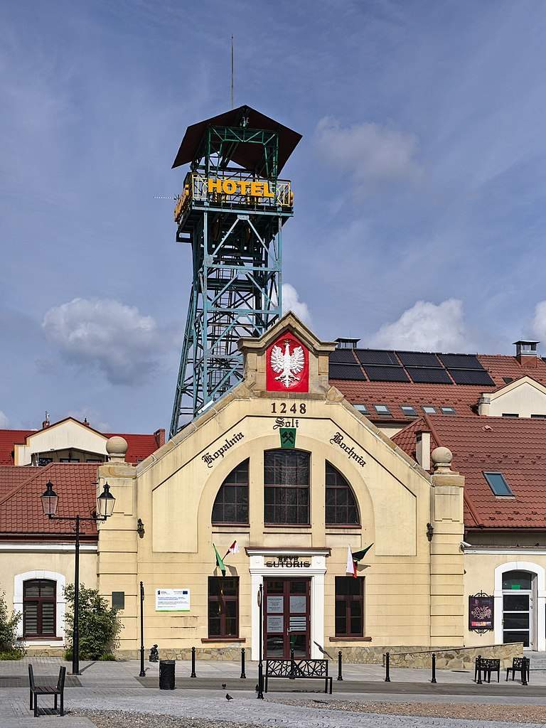  Kopalnia_soli_Bochnia_-_szyb_Sutoris.jpg