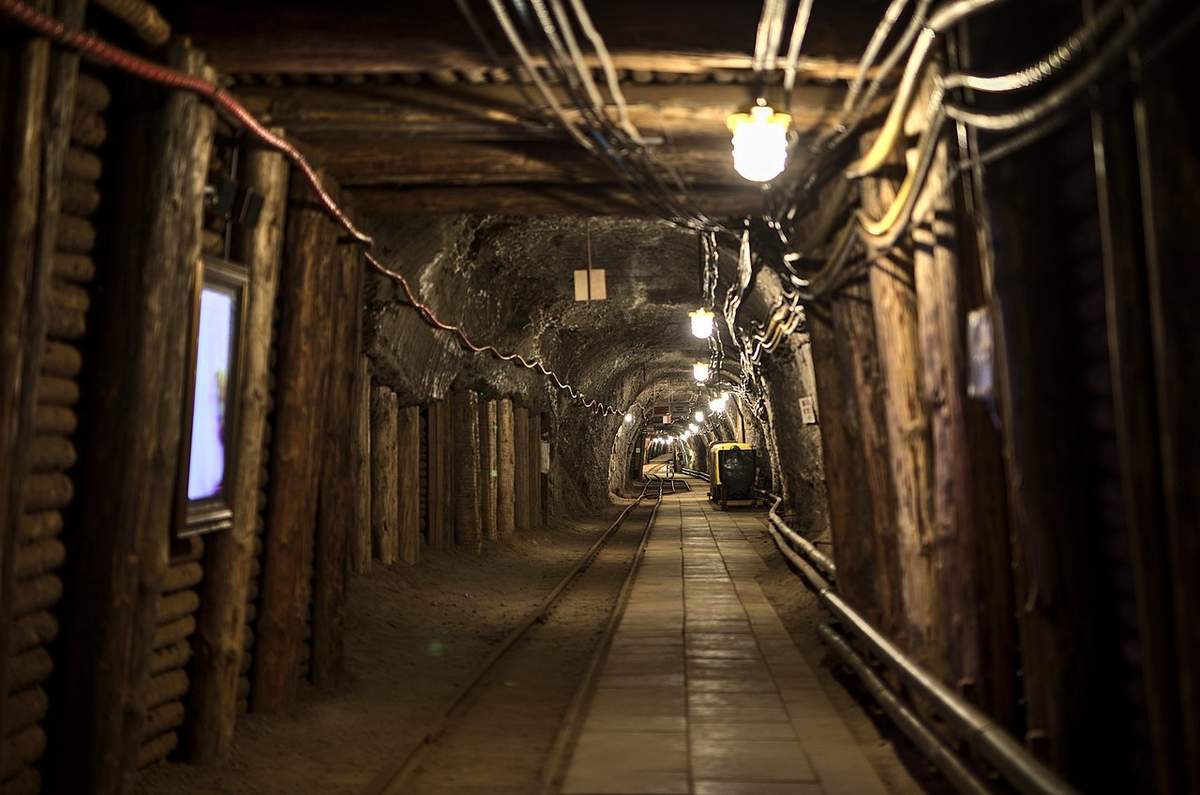  Kopalnia_soli_Bochnia_-_podłużnia_August.jpg